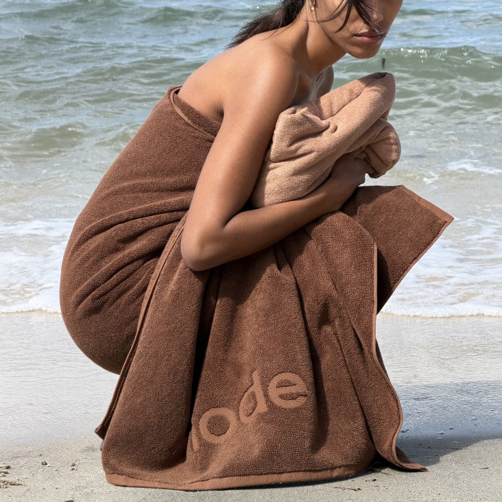 Rhode Terry Towel en la playa